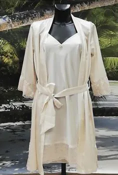 Vestaglia in raso colore crema